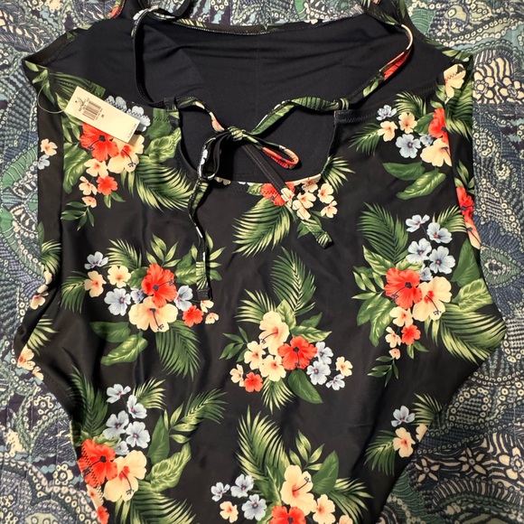 Old Navy Floral One Piece Swimsuit 2xl NWT - Picture 2 of 2